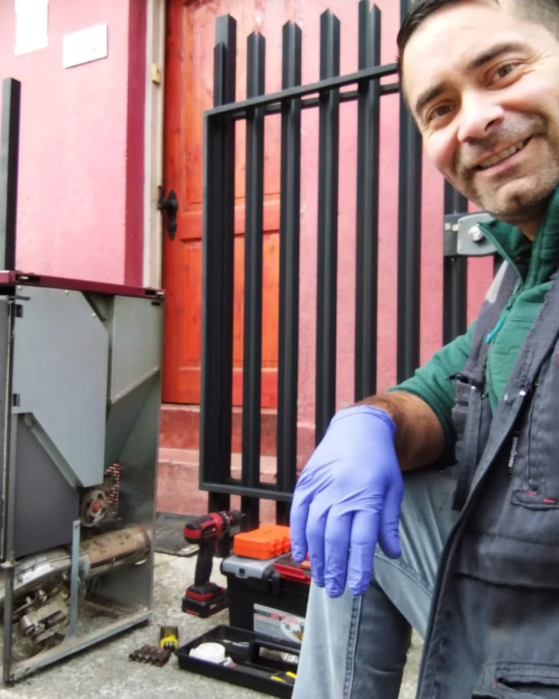 Técnico realizando mantención a una estufa a pellet