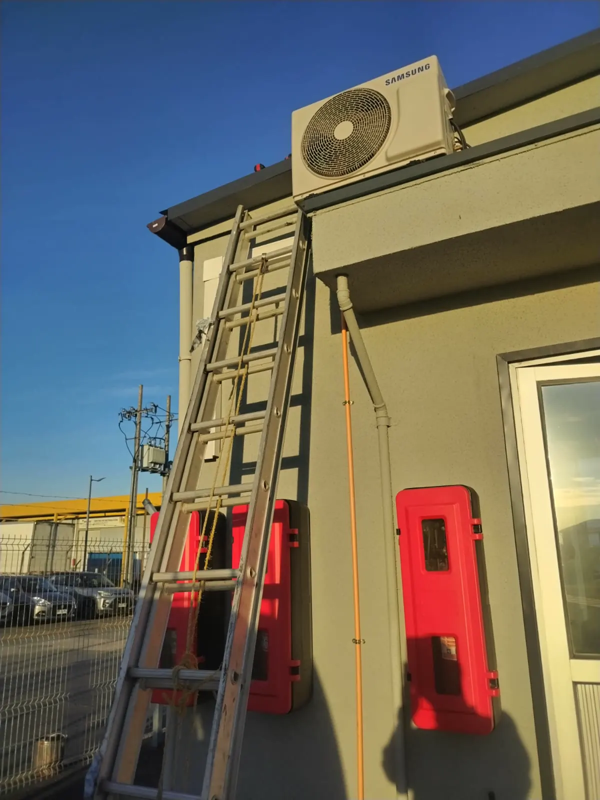 Trabajo de limpieza y mantención de aire acondicionado.