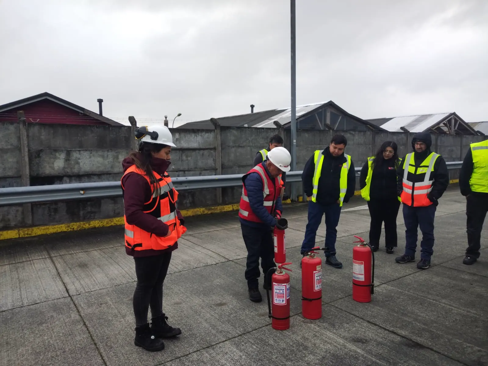 Capacitación de prevención de riesgos con un equipo de trabajo.