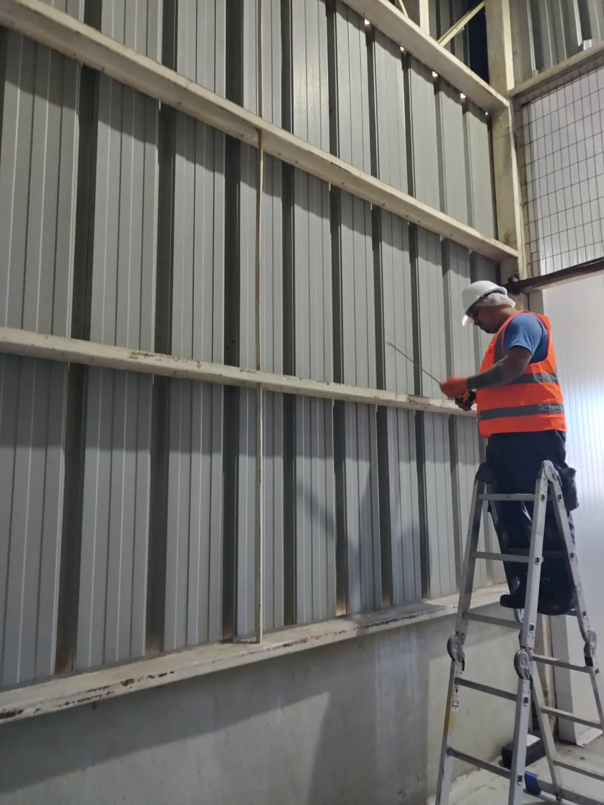 Fabricación e instalación de una celosía.