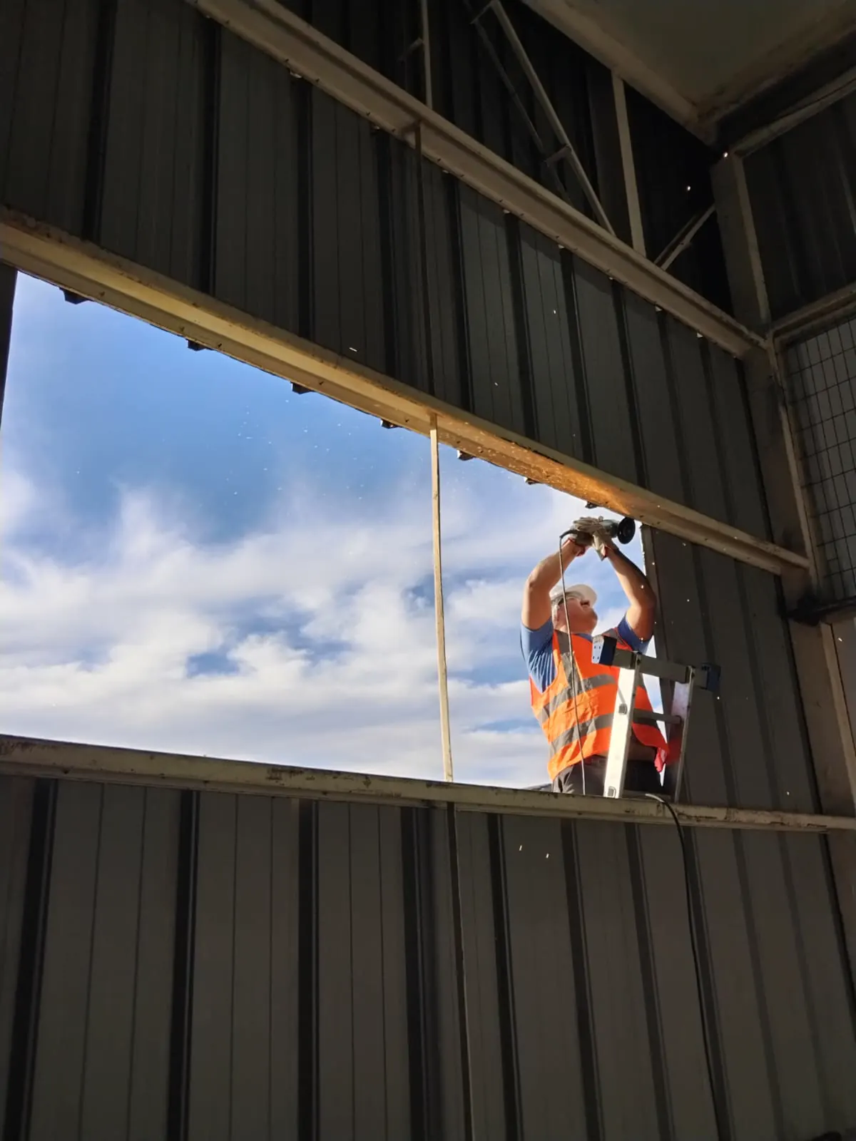 Fabricación e instalación de una celosía.