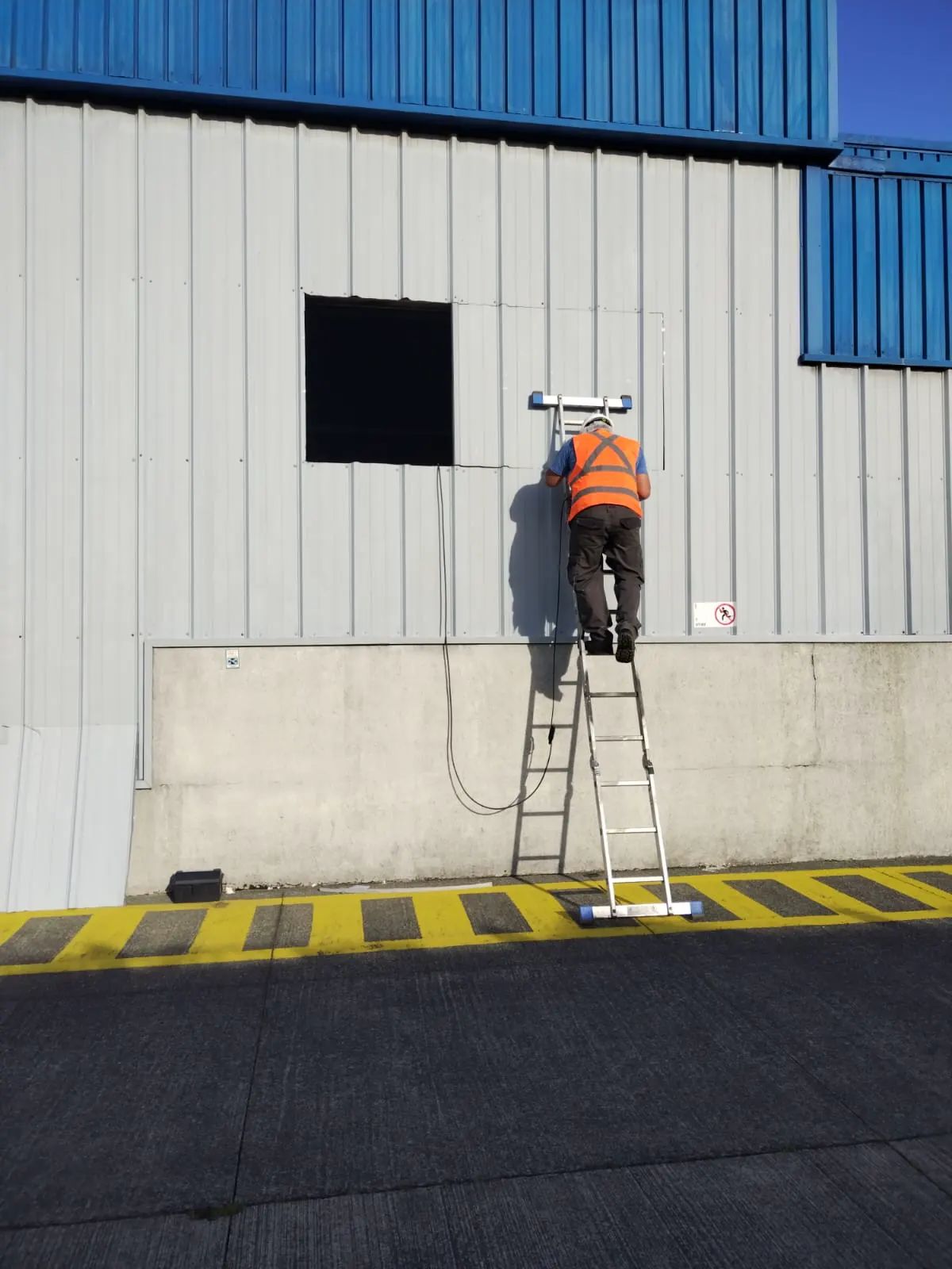 Fabricación e instalación de una celosía.