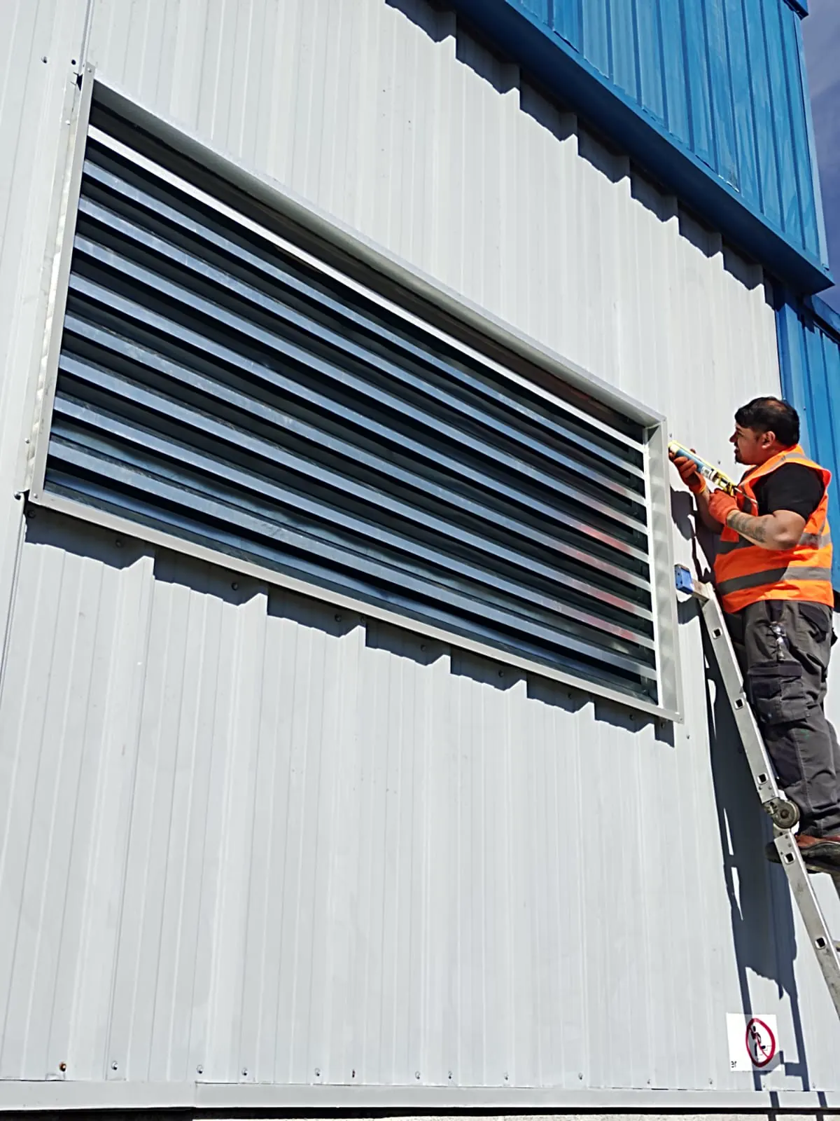 Fabricación e instalación de una celosía.