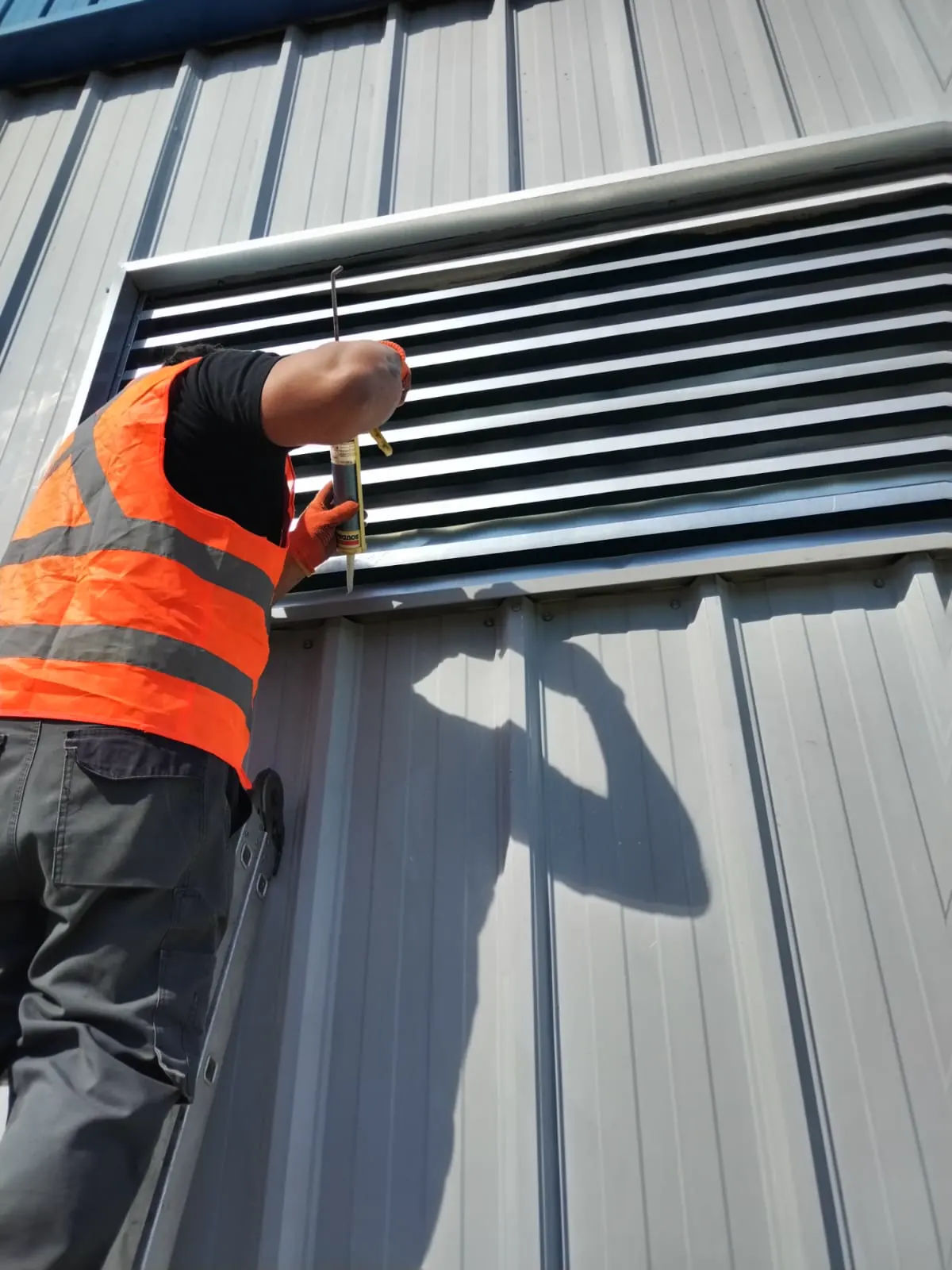 Fabricación e instalación de una celosía.