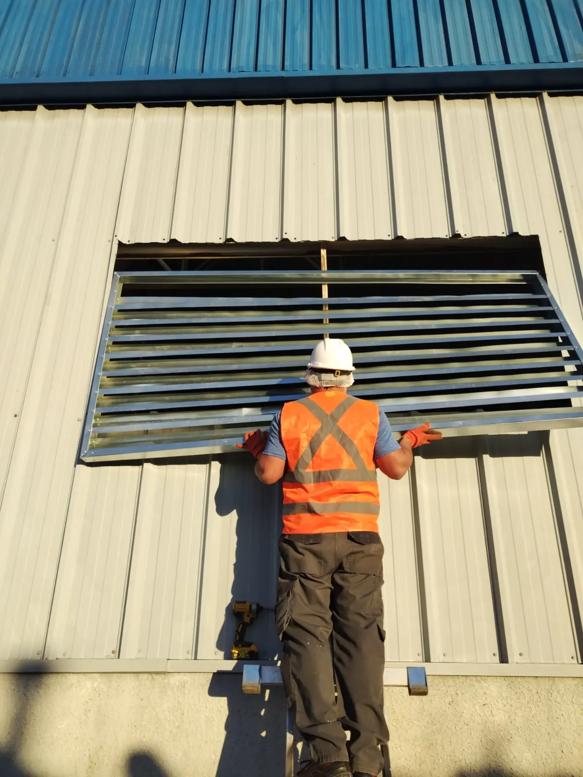 Fabricación e instalación de una celosía.