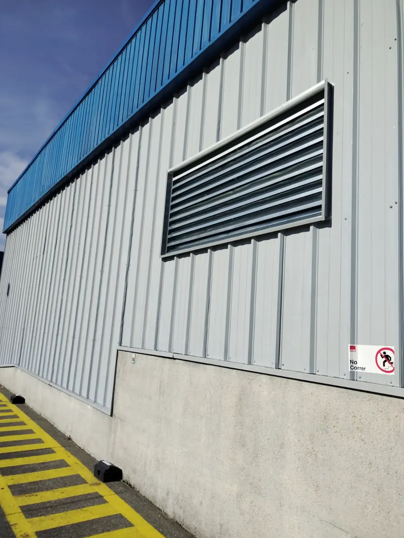Fabricación e instalación de una celosía.