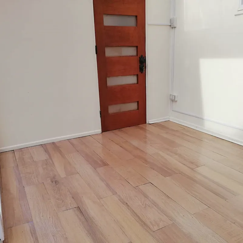 Trabajo de decapado y encerado acrílico de un piso.