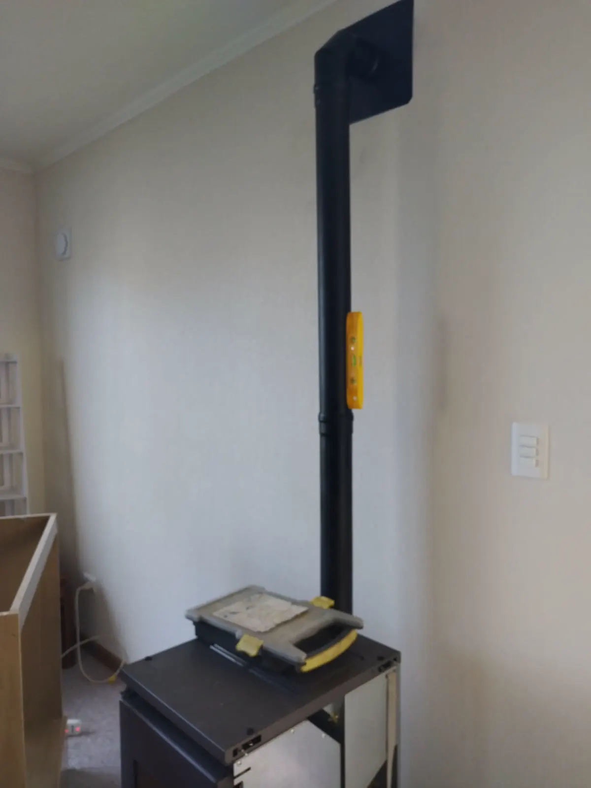 Instalación de una estufa a pellet.