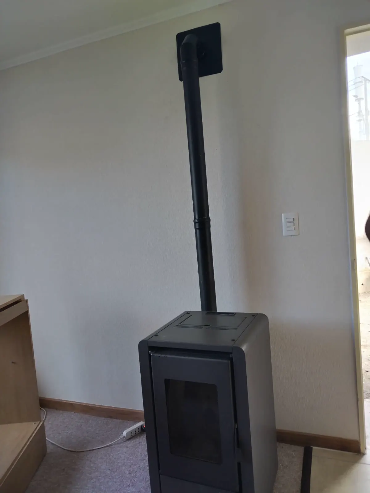 Instalación de una estufa a pellet.