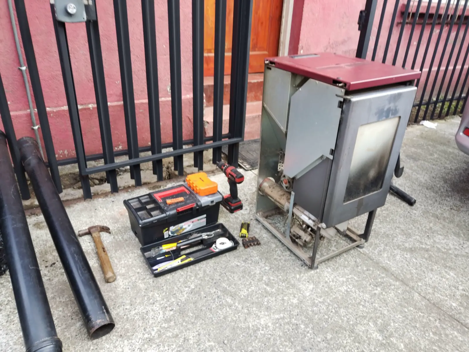 Trabajo de limpieza y mantención de una estufa a pellet.