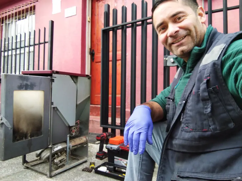 Trabajo de limpieza y mantención de una estufa a pellet.