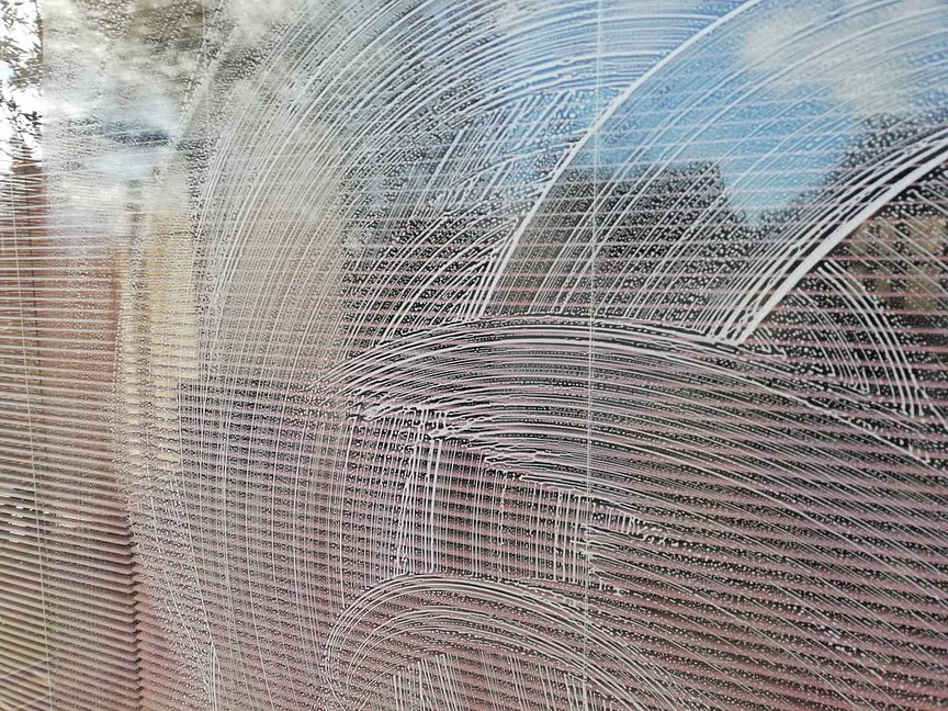 Trabajo de limpieza de vidrios en ventanas.