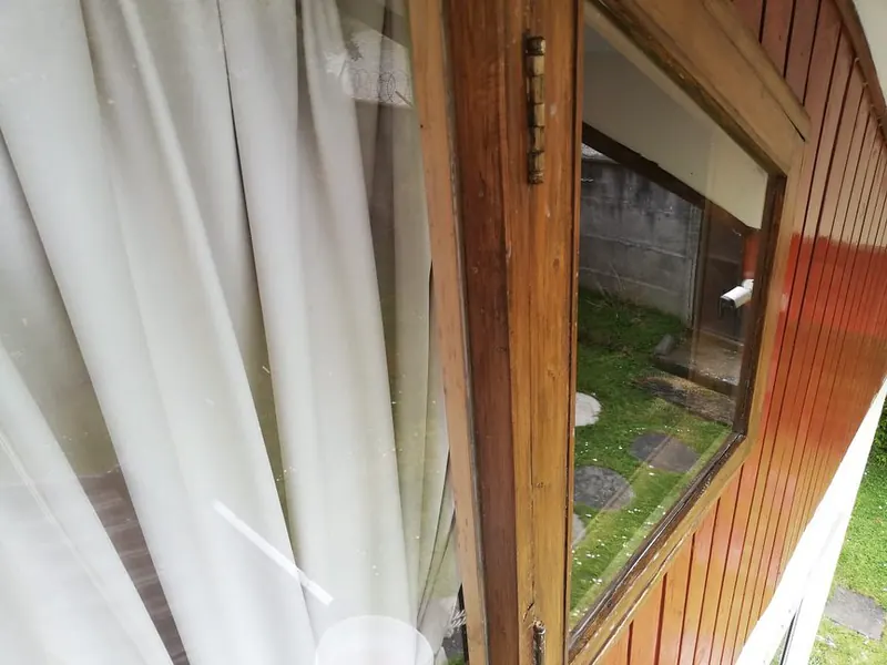Trabajo de limpieza de vidrios en ventanas.