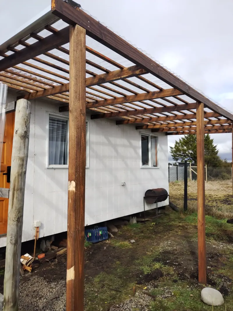 Instalación de una estructura de techo o terraza.